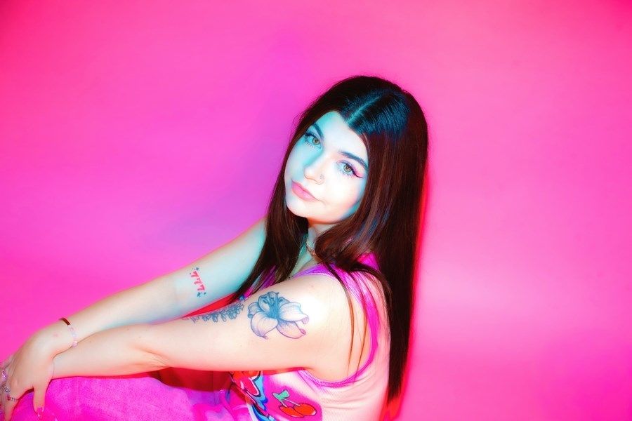 Xoë Miles Redefines Self-Worth in Her Bold New Single "Someone's Somebody"